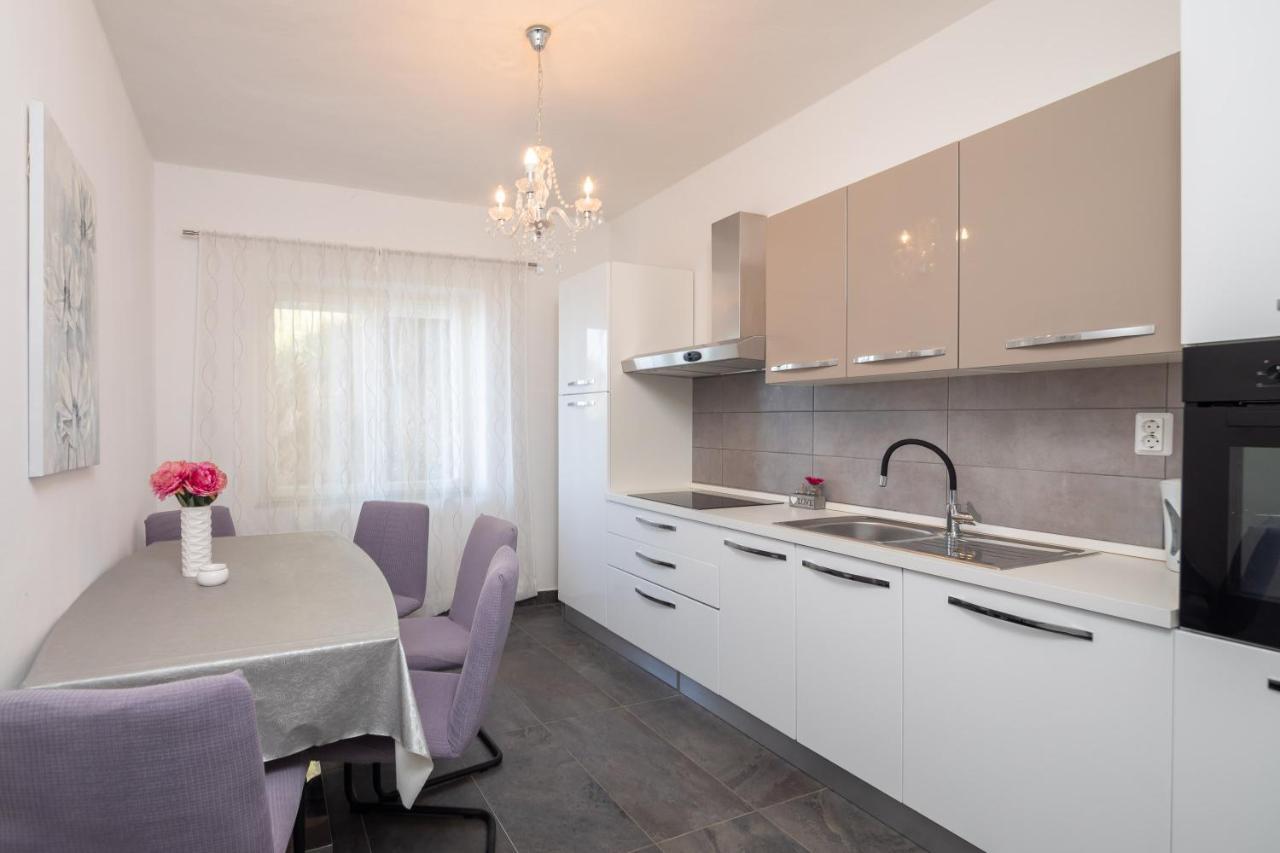 Sky Way Apartments Dugi Rat Esterno foto