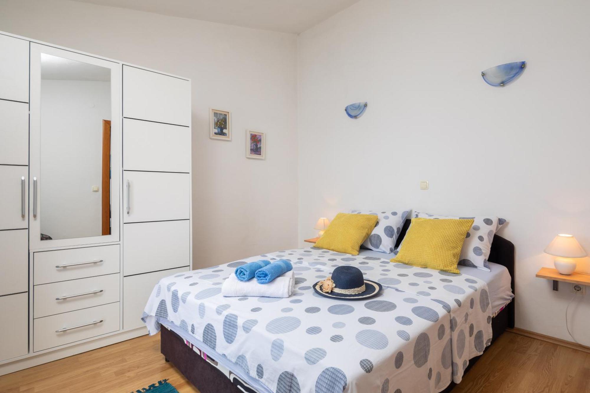 Sky Way Apartments Dugi Rat Esterno foto