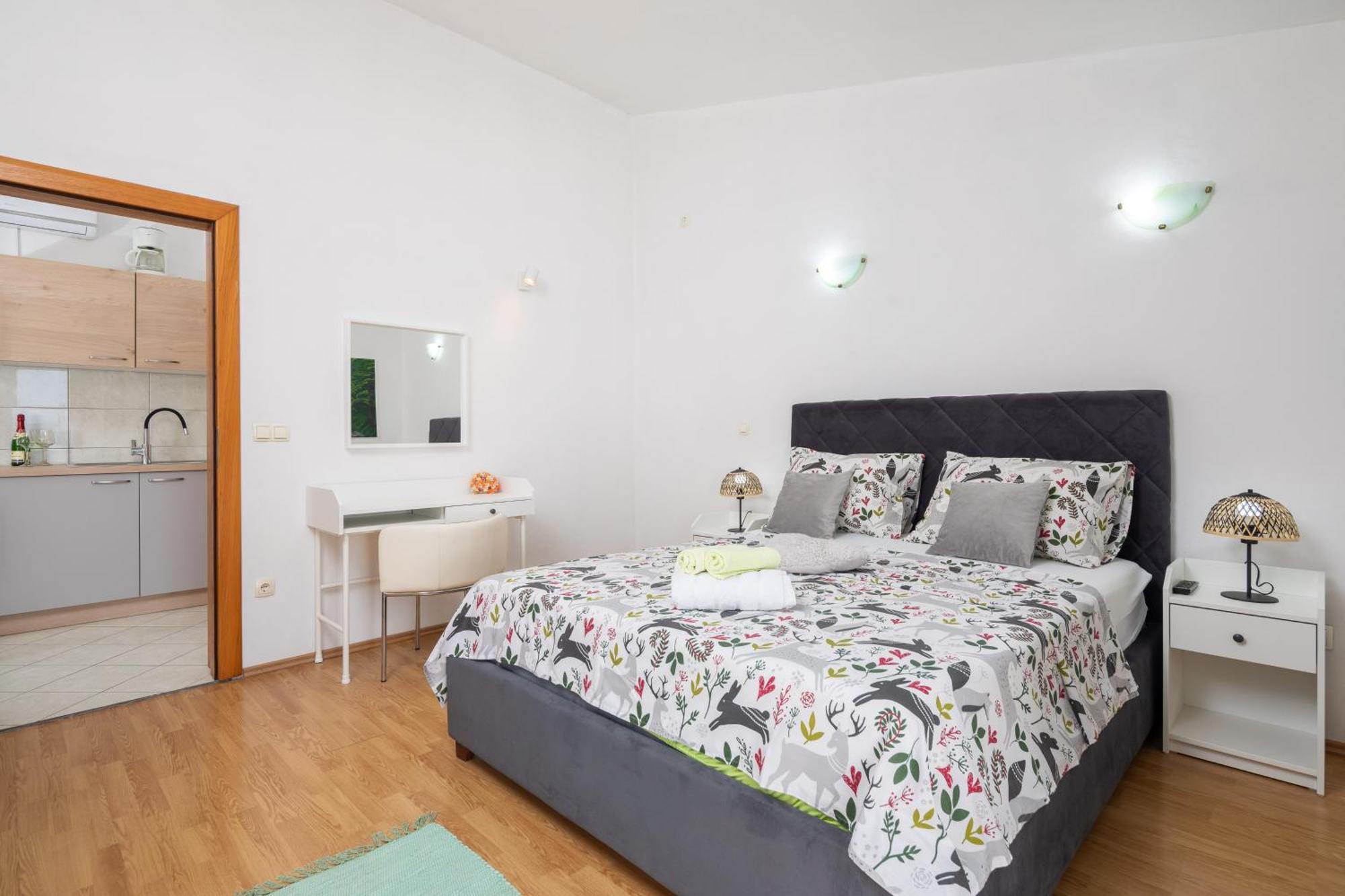 Sky Way Apartments Dugi Rat Esterno foto